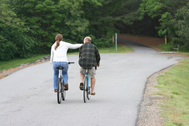 dva lidé na projížďce na kolech