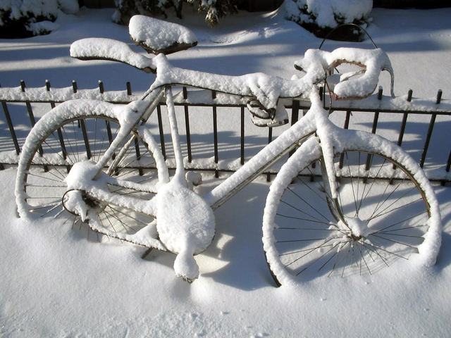 kolo zasypané sněhem