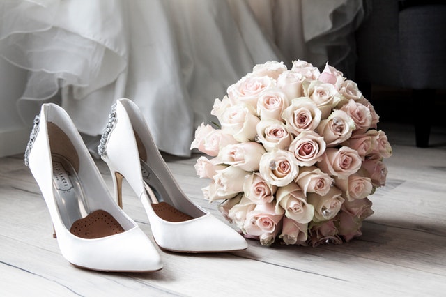 svatební boty a kytice